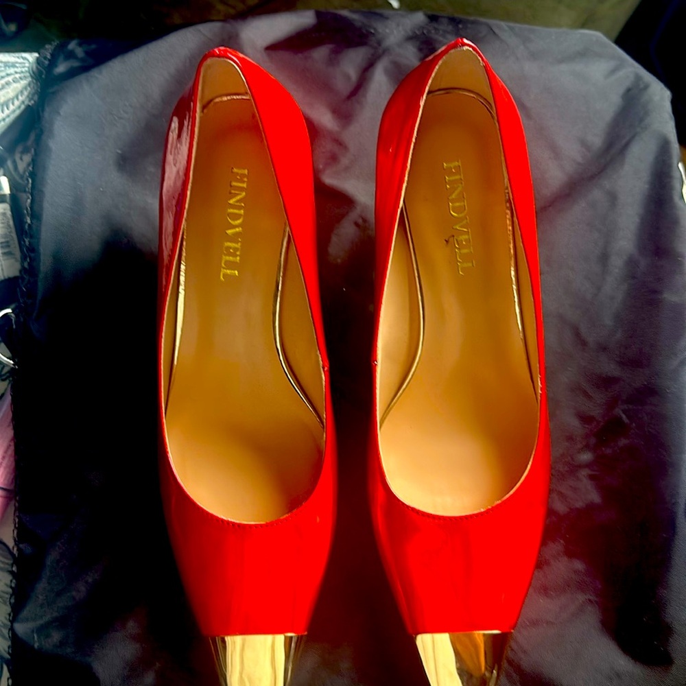 Findvell heels in size 8.5 in Red translucent